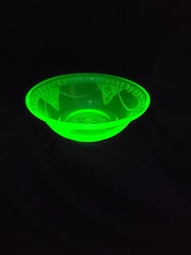 Vintage Federal Georgian LoveBirds Green Uranium Glass Berry Bowl 4.5"