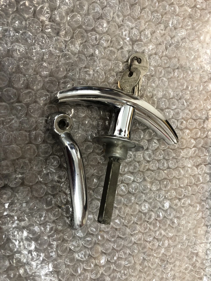 WILLYS JEEP WAGON OEM LOCKING TAILGATE HANDLE WITH KEYS NOS Foto 2 de 4