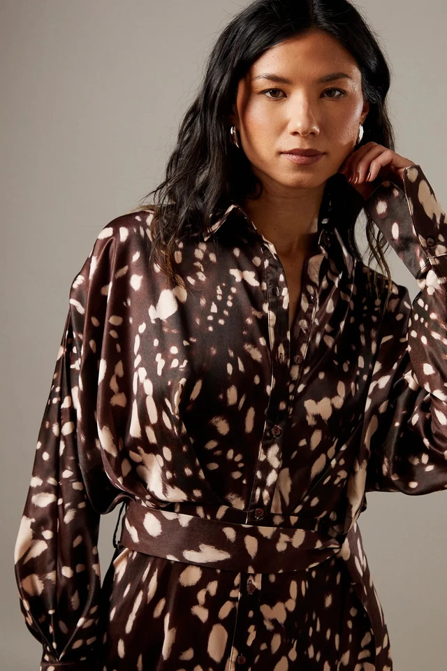 Vestidos camiseros informales para mujer Warehouse Animal Foto 4 de 4