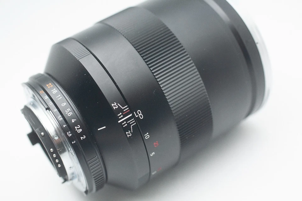 Objetivo Carl Zeiss APO Sonnar T*2/135 mm ZF.2 para montura Nikon F en caja original Foto 2 de 4