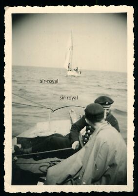 Kriegsmarine Soldat 1941 auf einer Jolle beim ansegeln - WK2 Foto 6x9cm