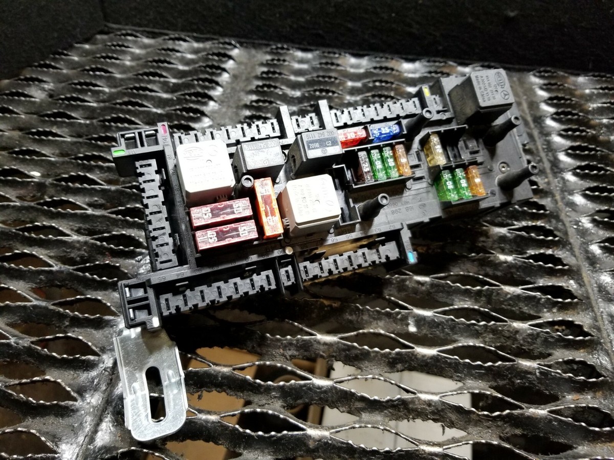 10 11 12 13 Mercedes W212 E350 FUSE BOX OEM 39K