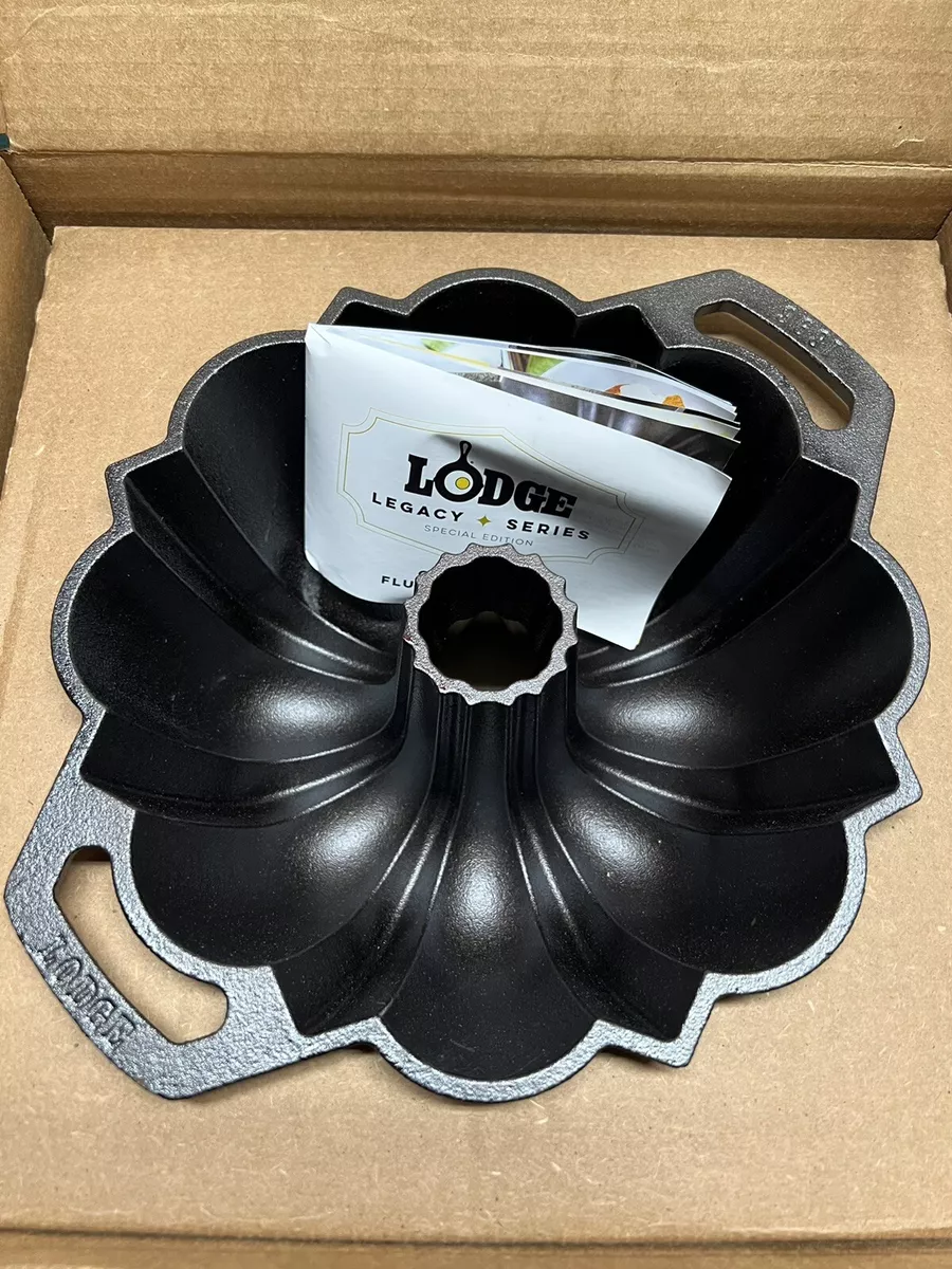 Lodge fluted top cake pan