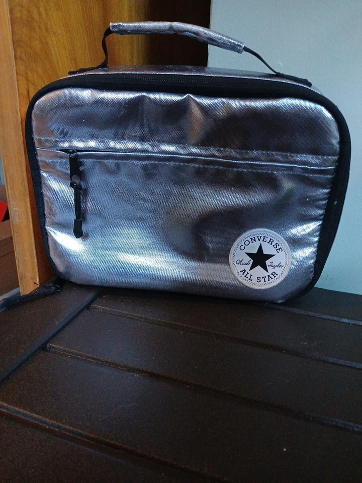 Converse All Star Metallic Silver Soft Insulated Lunch Bag Chuck Taylor Zipper Foto 4 de 4