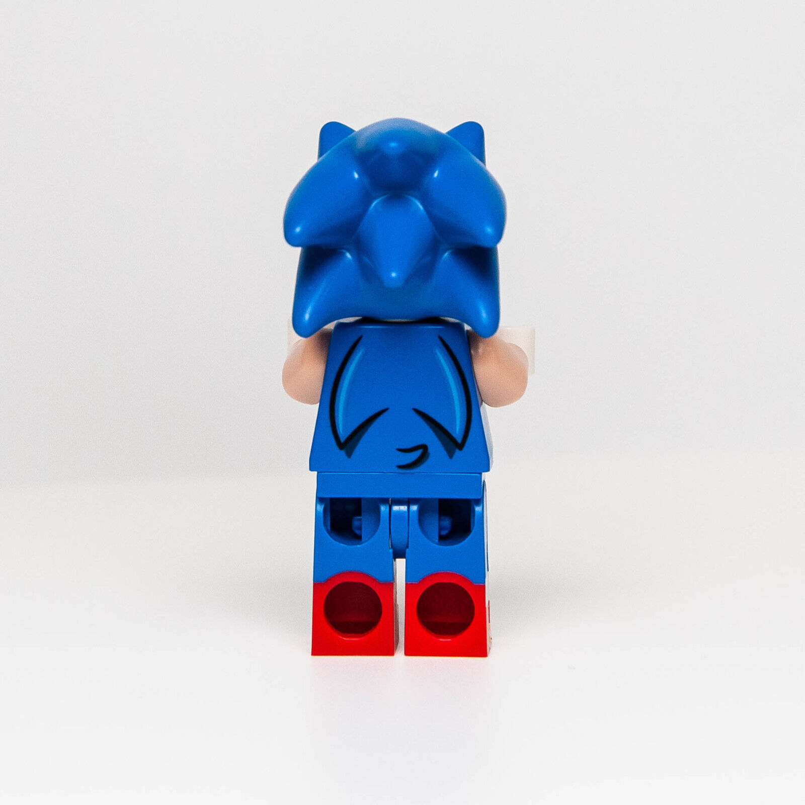 LEGO Ideas Minifigure - Sonic The Hedgehog with Accessories and  Minifigureland Tile (All New for 2022) 21331