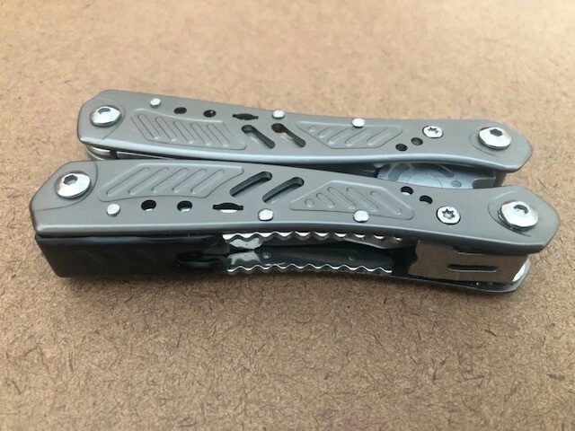 MULTI TOOL ( 14 IN 1 Full size w/belt ) sheath GRAY — Excellent condition