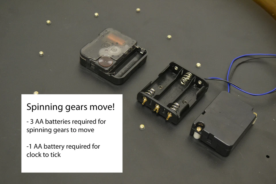 Reloj de pared esqueleto de metal vintage con engranajes móviles y números romanos Foto 4 de 4