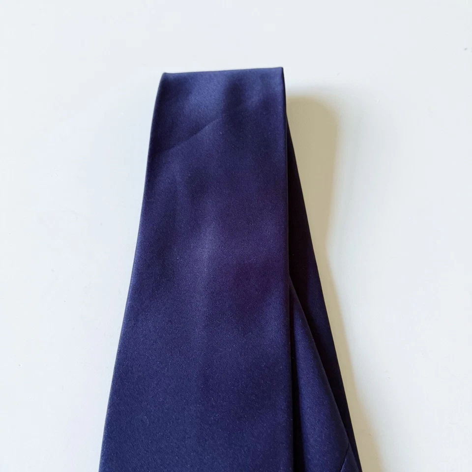 Corbata de cuello ETSU para hombre azul marino liso bordada dorada East Tennessee State Foto 4 de 4