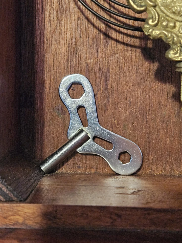 Antiguo Reloj de Pared Madera Campanas Péndulo Acabado Pilares Vidrio Decorativo Funciona Foto 3 de 4