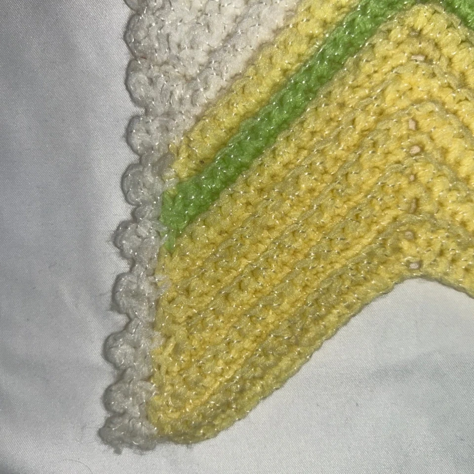 Manta de ganchillo hecha a mano amarilla verde blanca Chevron Zig Zag tejido 52 x 74 Foto 4 de 4