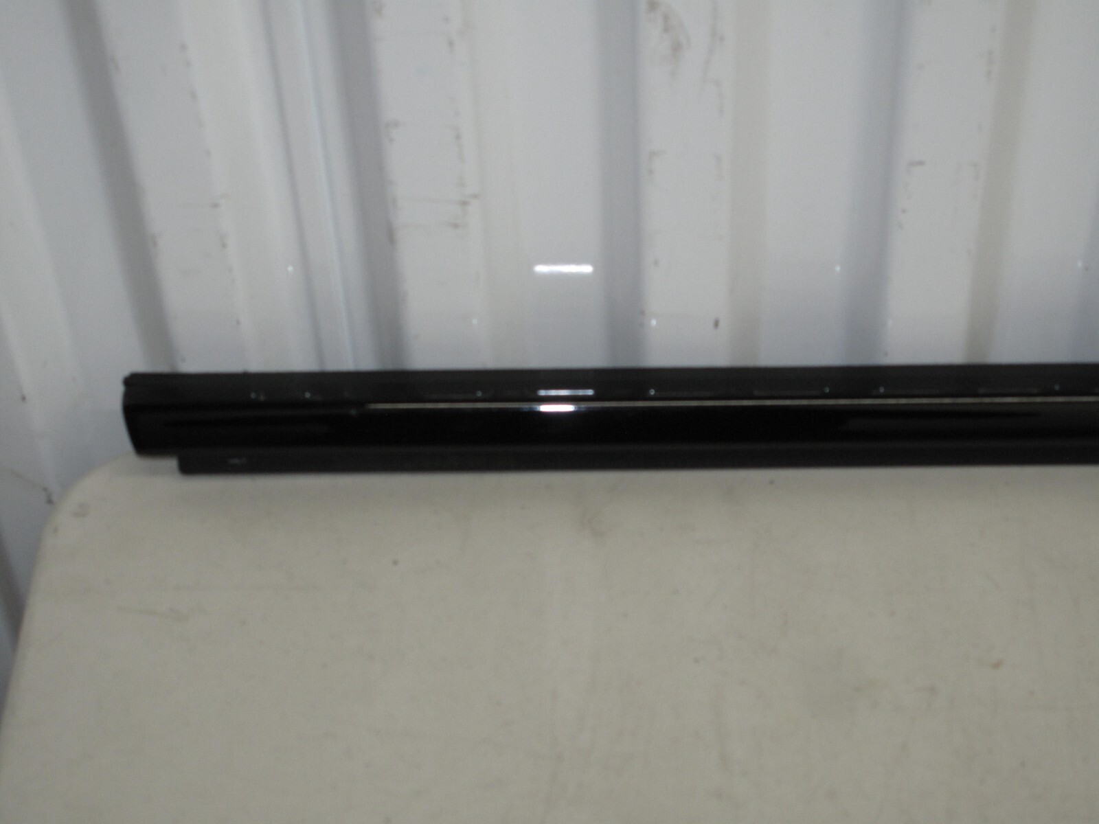 17-20 MASERATI LEVANTE FRONT RIGHT PASSENGER SIDE DOOR WINDOW BELT MOLDING OEM