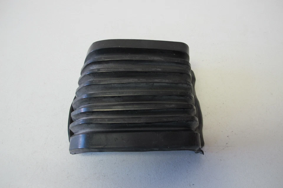 Porsche 911 74-89 Bumper Accordion 1 Pin Missing - Image 2 of 4