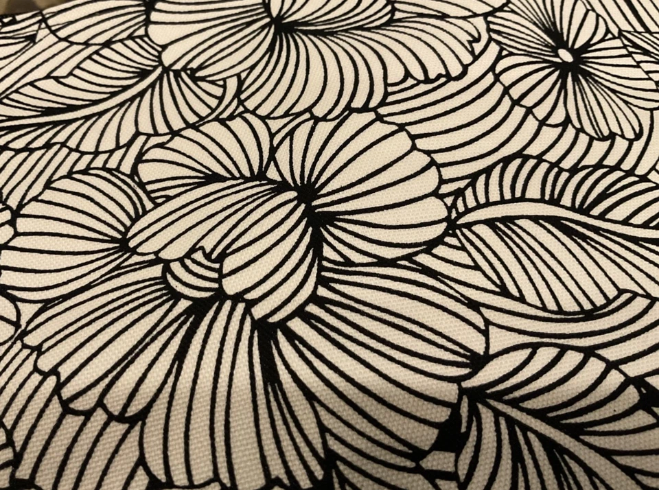 Thirty One Zipper Pouch - GARDEN SKETCH - New in package - Image 3 of 4