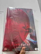 Hot Toys  1/6 MMS555 IT Chapter Two Pennywise Bill Skarsgård   Action Figure