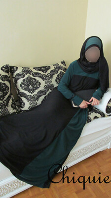 ABAYA MIT BUNTEM SCHLITZ