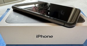 Apple iPhone 11 A2221 (CDMA + GSM) - 64GB - Schwarz (Ohne Simlock) (Dual-SIM)