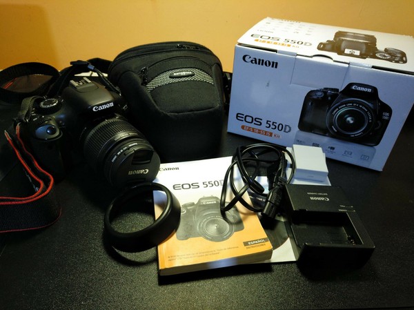 CANON EOIS 550D + objetivo EF-S 18-55 IS f/1:3.5-5.6 + accesorios + 4 baterias.