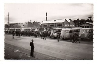 CPSM 25 MONTBELIARD SOCHAUX Auto gare Peugeot animée vierge