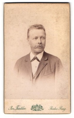 Fotografie Jos. Fiedler, Prag, Wenzelsplatz 24, Gestandender Herr mit buschigem 