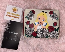 Cartera Loungefly Hard Tag Alicia en el País de las Maravillas Rosas Cambiantes de Color