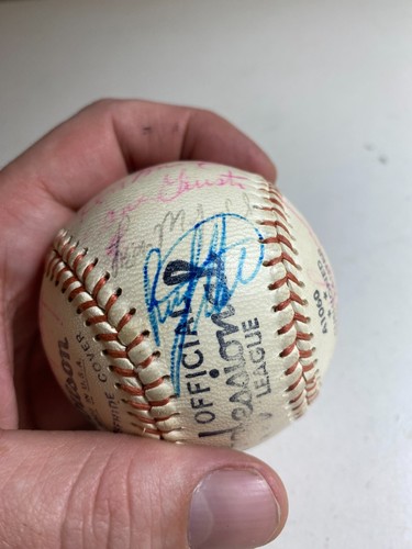 Vintage MLB Autograph Baseball W/ 24 Autos - Picture 16 of 19