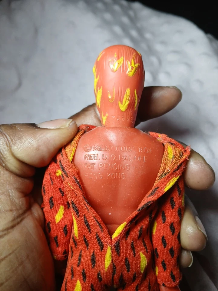 Figura de acción completa de colección Mego WGSH Fantastic Four Human Torch Marvel Foto 3 de 4