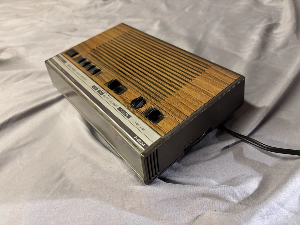 Reloj despertador/radio General Electric - años 80 Foto 4 de 4