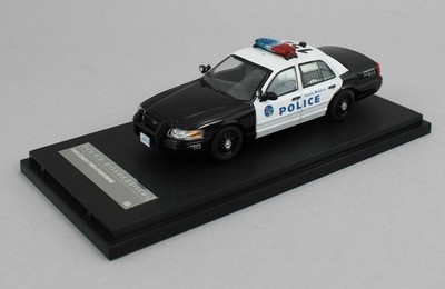 1:64 *ROLLIN DIECAST* BLACK & WHITE Santa Monica FORD CROWN