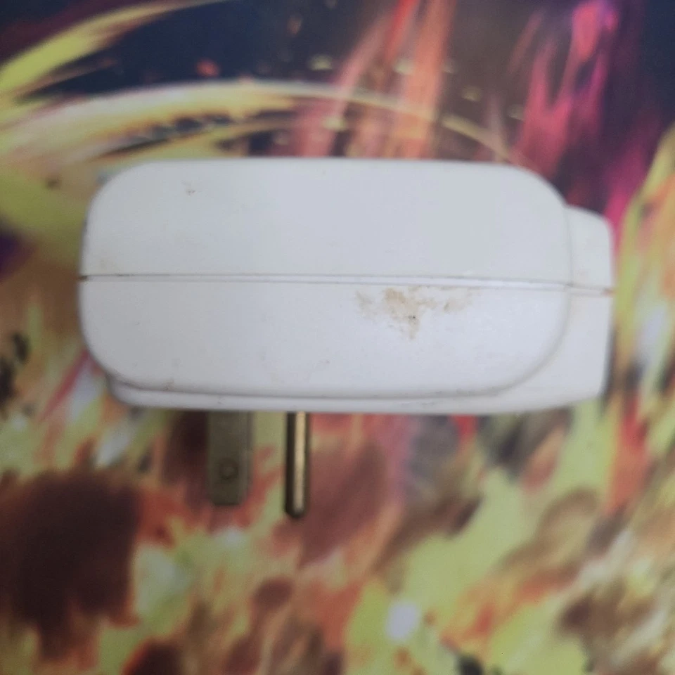 Belkin SurgeMaster Single Outlet Power Protection Model F9H120-CW  - Image 4 of 4