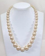 Vintage Demure Single Strand Graduated Faux Pearl Neckalce 17"