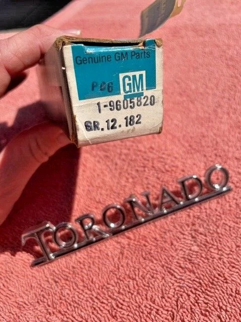 Oldsmobile "Toronado" 1972 nuevo en stock tapa trasera emblema escritura placa de identificación #9605820 Foto 2 de 4