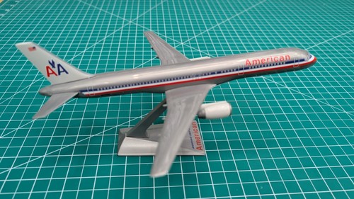 FLIGHT MINIATURES AMERICAN AIRLINES 757-200 1:200 SCALE MODEL WITH DISPLAY STAND