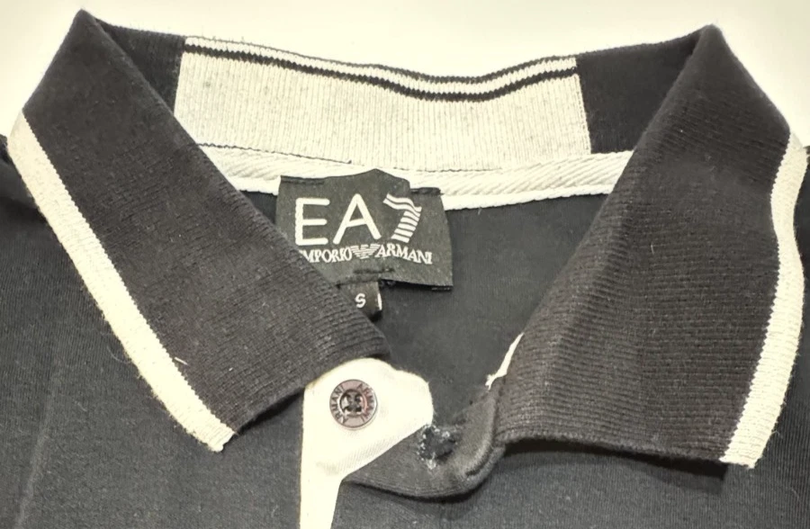 Camisa polo masculina manga curta Emporio Armani EA7 tamanho P preta com acabamento branco - Imagem 4 de 4