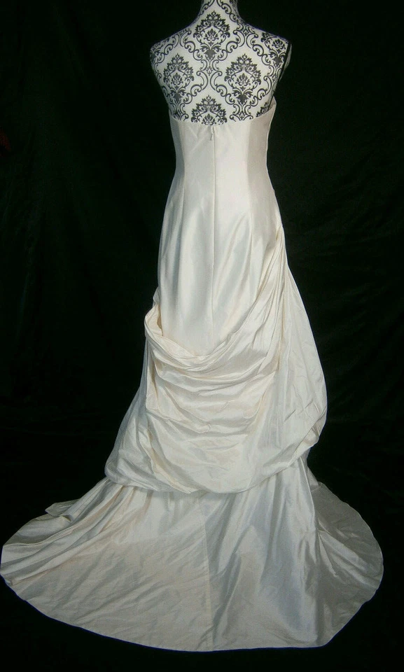 Vestido de novia Romona Keveza talla 4-6 marfil natural seda sin tirantes drapeado acanalado Foto 2 de 4