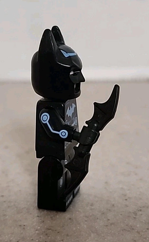 Minifigura LEGO de superhéroe exclusivo de Batman II DC Electro Suit Minifigura Foto 4 de 4
