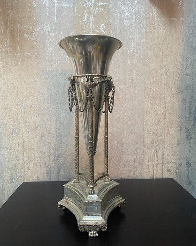 Jarrón trompeta sobre soporte neoclásico plateado cisnes cadenas ornamentado - Imagen 8 de 8