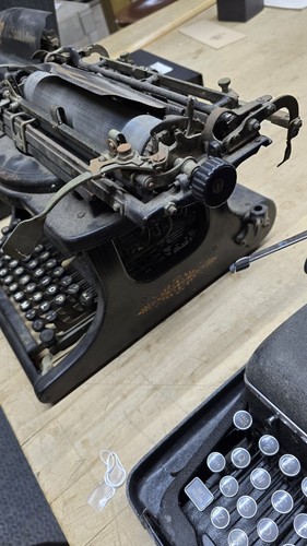 The Fox No 3 Manual Upstrike Typewriter - Picture 8 of 12
