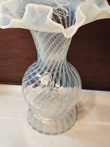 Beautiful Fenton French Opalescent Spiral Optic Ruffled Glass Vase 4516 Gift - Picture 6 of 11
