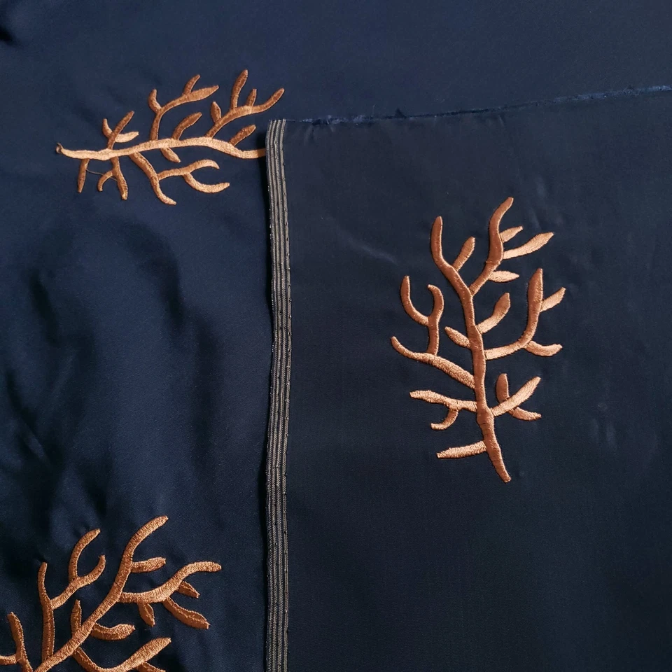 Tela de tafetán azul marino coral dorado bordado 56" por yarda Foto 4 de 4