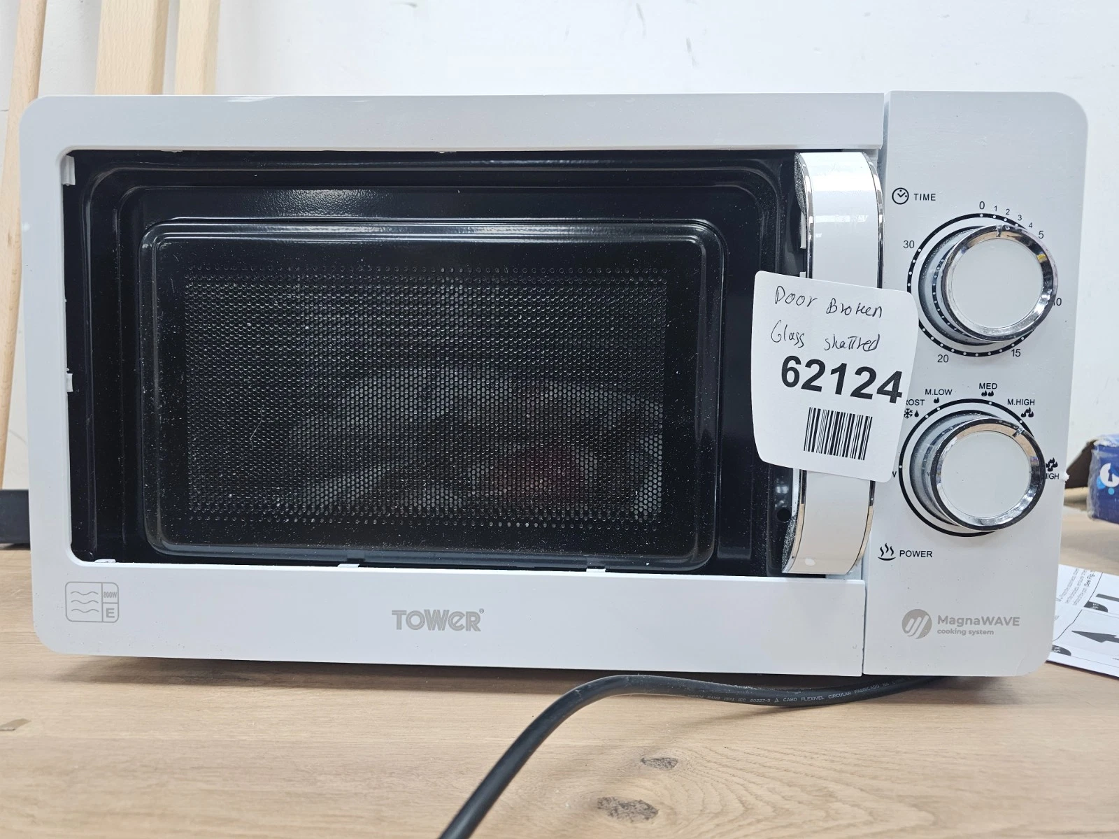 Tower T24042WHT Manual Microwave-White- Door broken and glass shattered
