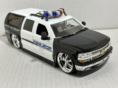 JADA DUB HEAT 2000 CHEVY SUBURBAN POLICE CAR 1:24 DIECAST MODEL
