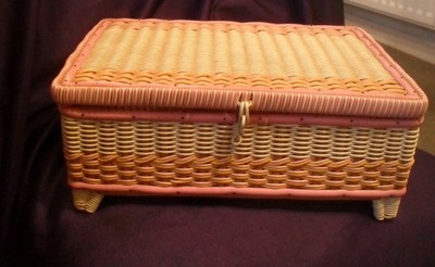 Vintage Retro Nähkorb aus Kunststoffgeflecht rosa und weiß auf kleinen Füßen 