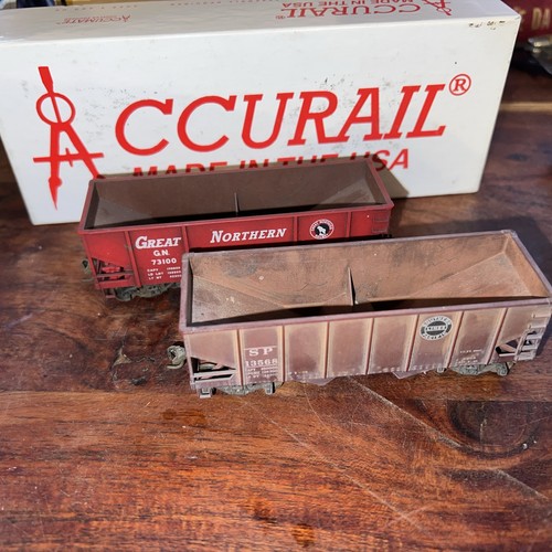 (2) Vagones de tren tolva vintage con base metálica HO Accurail de 2 bahías GN 73100 y SP 13568 | Zustand: Used