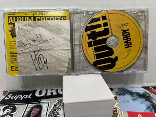 Hardy CD firmato Quit musica country Morgan Wallen in mano - Foto 2 di 3