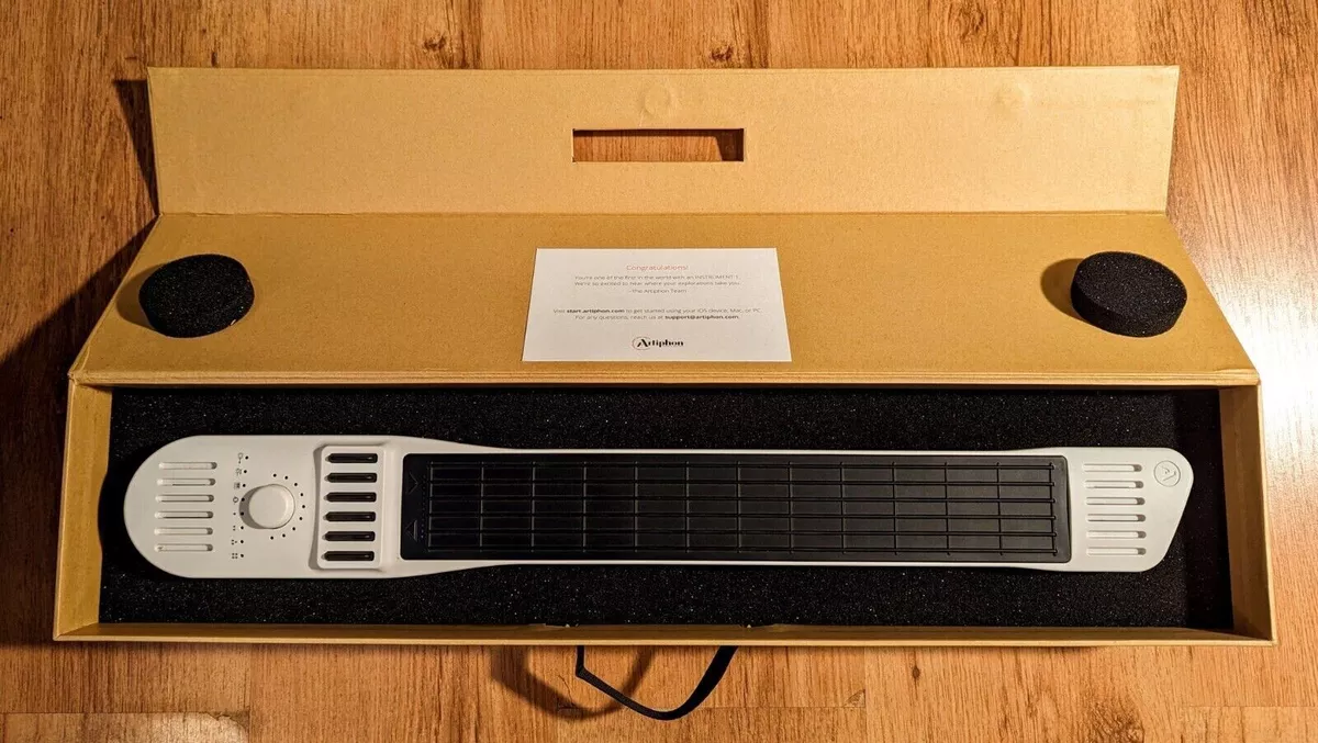 Artiphon instrument 1 midi controller outlet