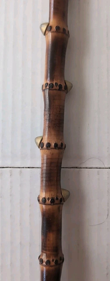 Cuerno de zapato vintage de 26" con mango largo tachonado de bambú Foto 3 de 4