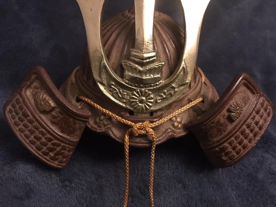 "Mini casco Kabuto armadura tradicional samurai kusunoki de hierro fundido japonés de colección 7""D" Foto 3 de 4