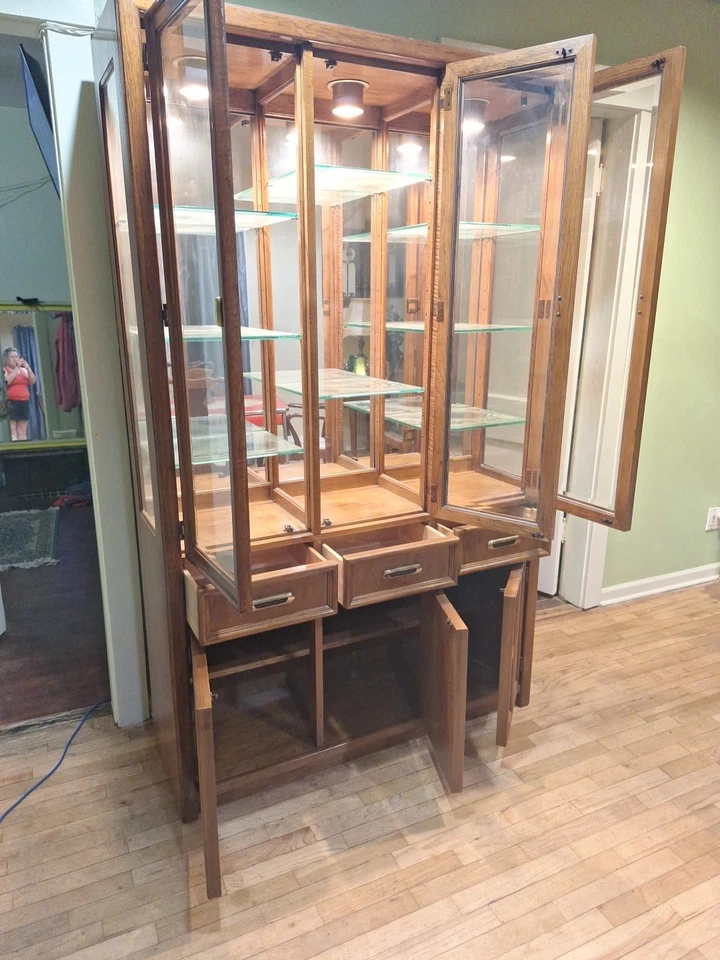 Gabinete Thomasville China 8 estantes de vidrio grueso iluminación 78x48x15  Foto 2 de 2
