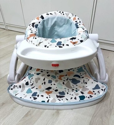 *Fisher-Price HBD68 DLX Sit Me Up Bodensitz mit Tablett - Terrazzo*