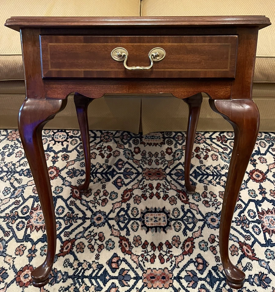 Mesa auxiliar Councill Craftsmen caoba Queen Anne con cajón Foto 2 de 4